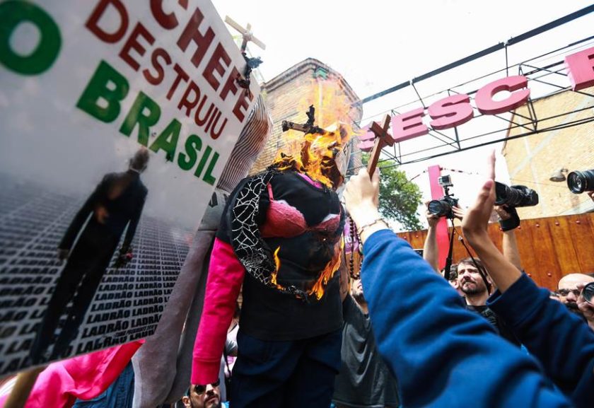 Manifestantes contra e a favor de Judith Butler protestam no Sesc Pompeia